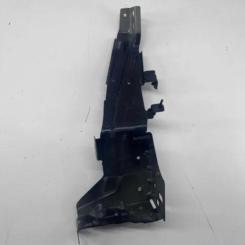Suporte Farol Esquerdo Volvo Xc40 2017 A 2023 Original - Imagem 3
