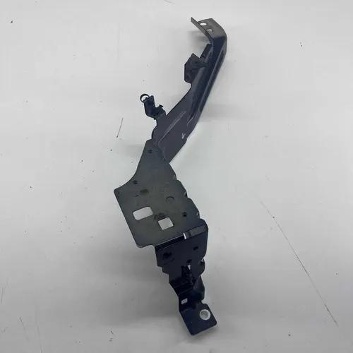 Suporte Farol Esquerdo Volvo Xc40 2017 A 2023 Original - Imagem 6